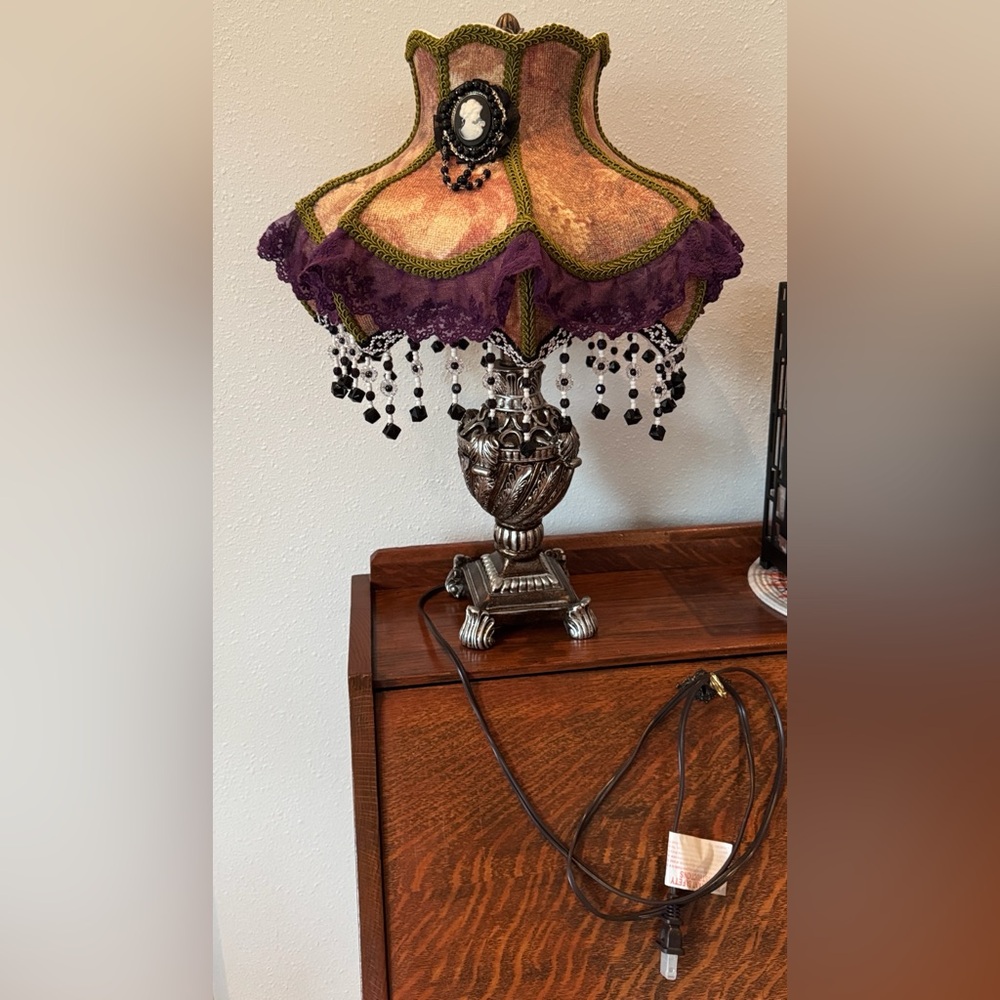 🆕 Victorian Style (inspired) scalloped laced jeweled full size table lamp